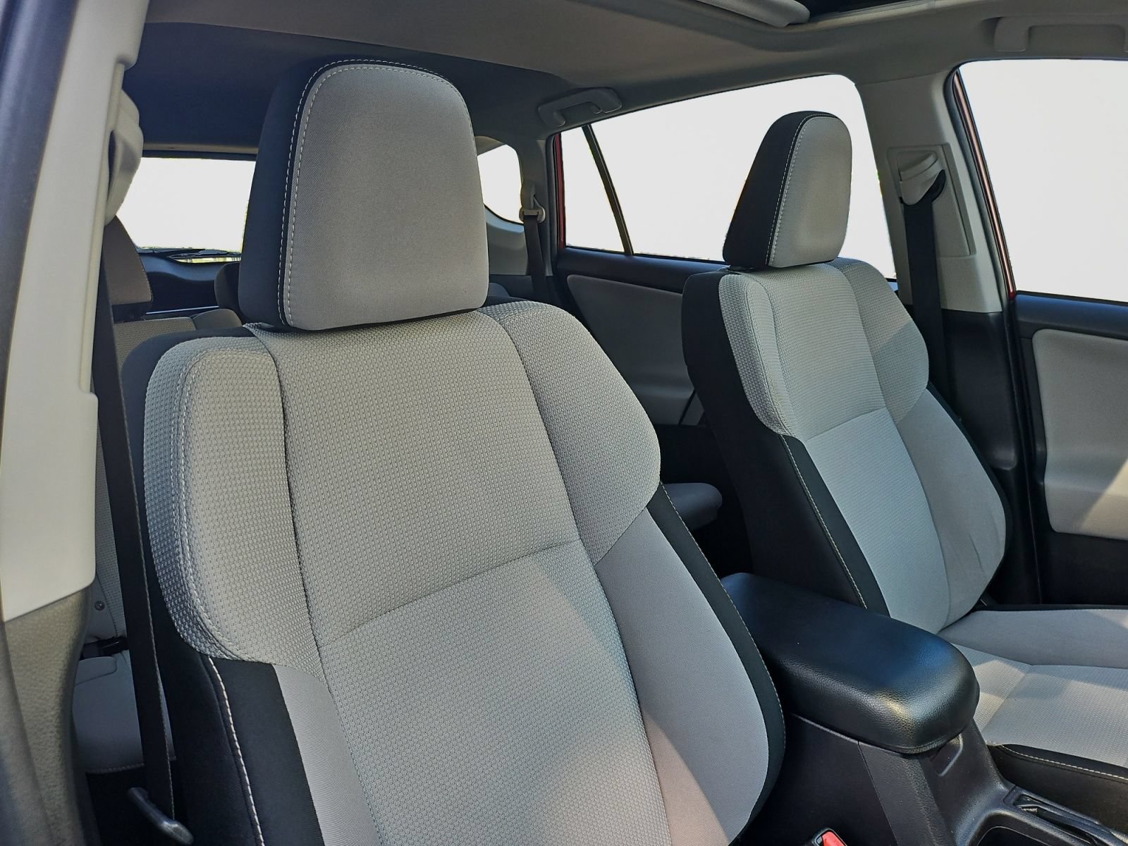 Used 2018 Toyota RAV4 XLE AWD/4WD image 17