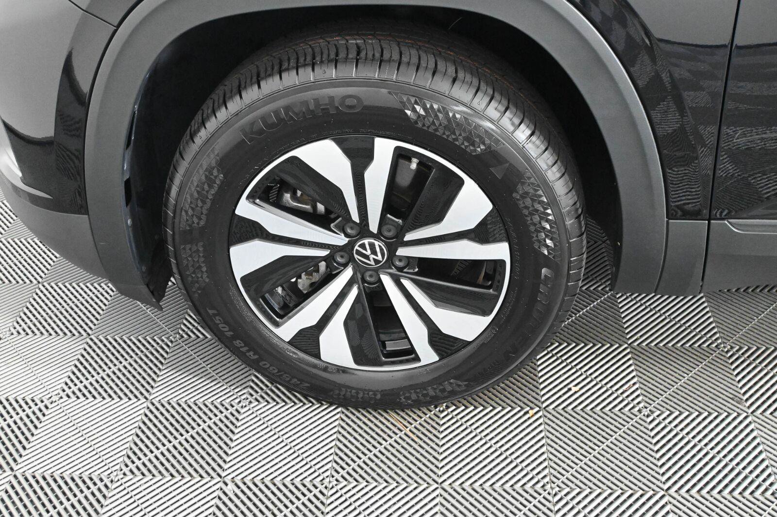 Used 2024 Volkswagen Atlas Cross Sport SE FWD image 25