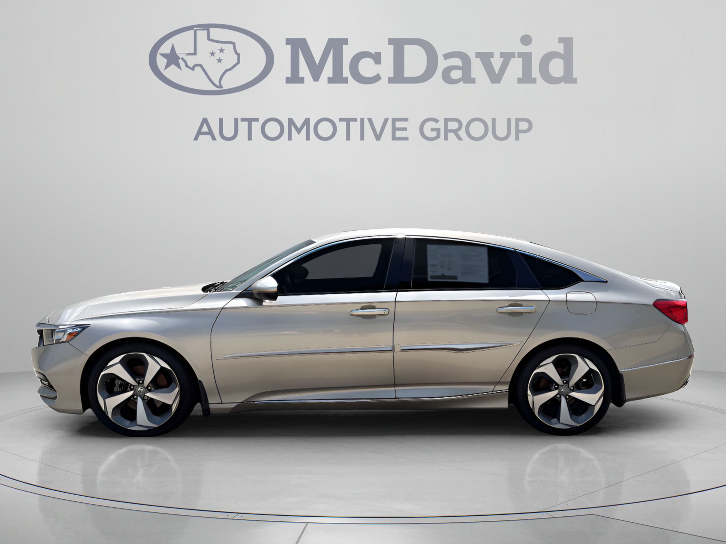 Used 2018 Honda Accord Touring image 2