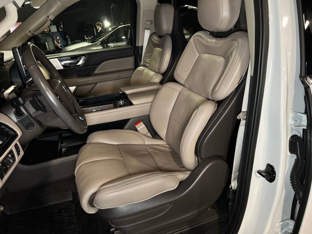 Used 2024 Lincoln Navigator Reserve image 3
