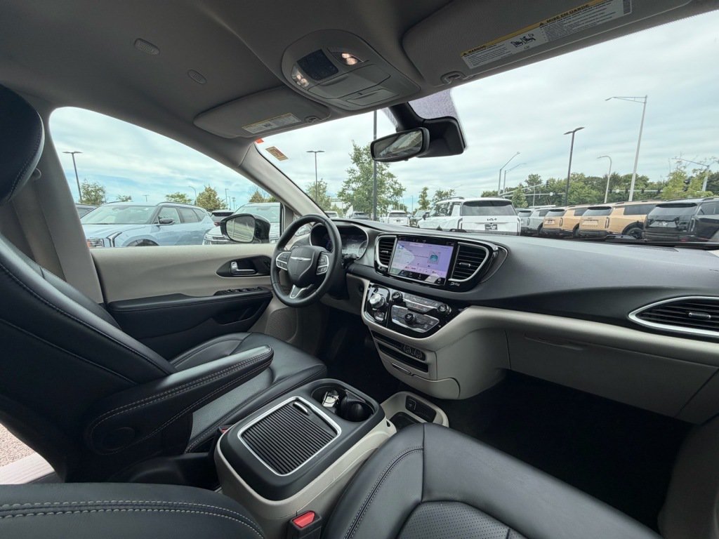 Used 2024 Chrysler Pacifica Touring-L FWD image 9