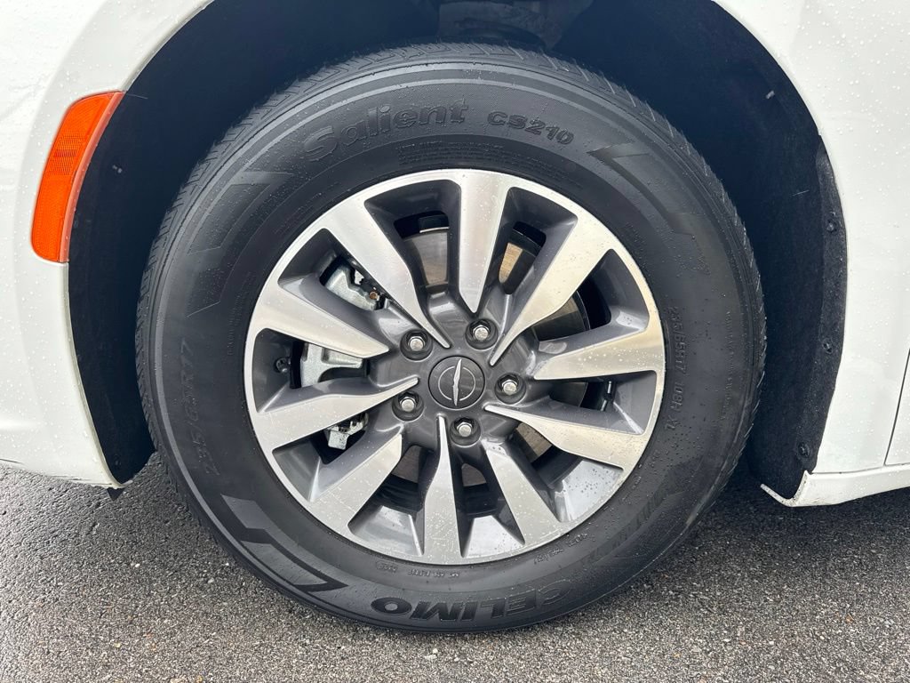 Used 2023 Chrysler Pacifica Touring-L FWD image 26