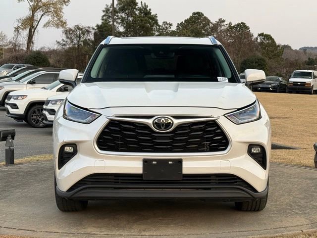 Used 2021 Toyota Highlander XLE FWD image 2