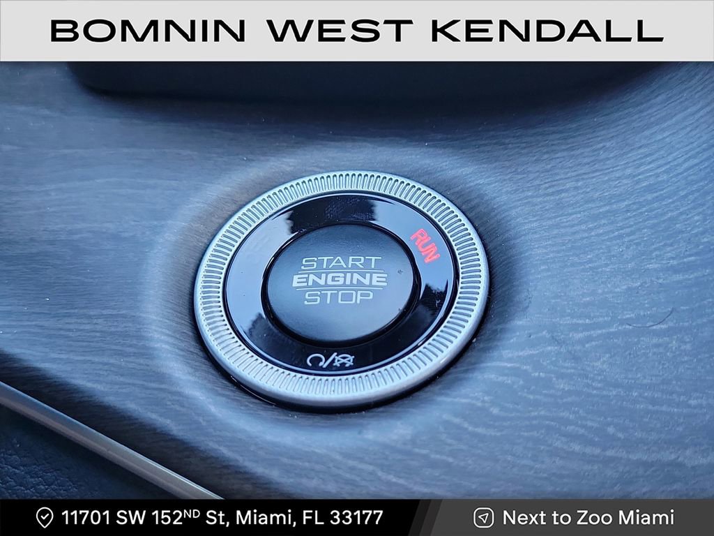 Used 2025 Jeep Grand Cherokee Limited w/ Black Appearance Package image 16