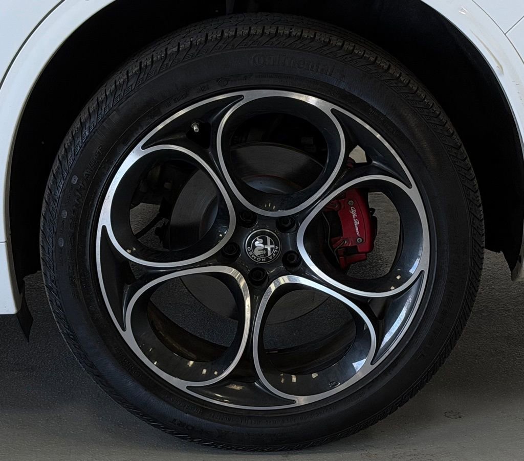 Used 2023 Alfa Romeo Stelvio Veloce image 11