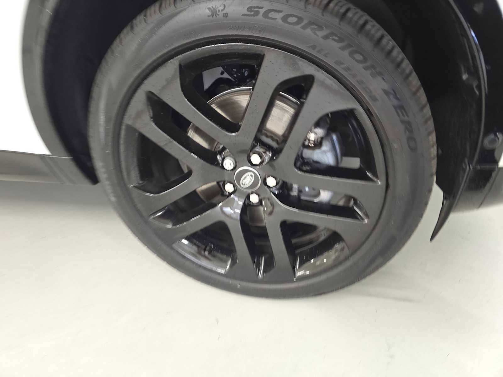 Certified 2025 Land Rover Discovery Sport Dynamic SE image 9