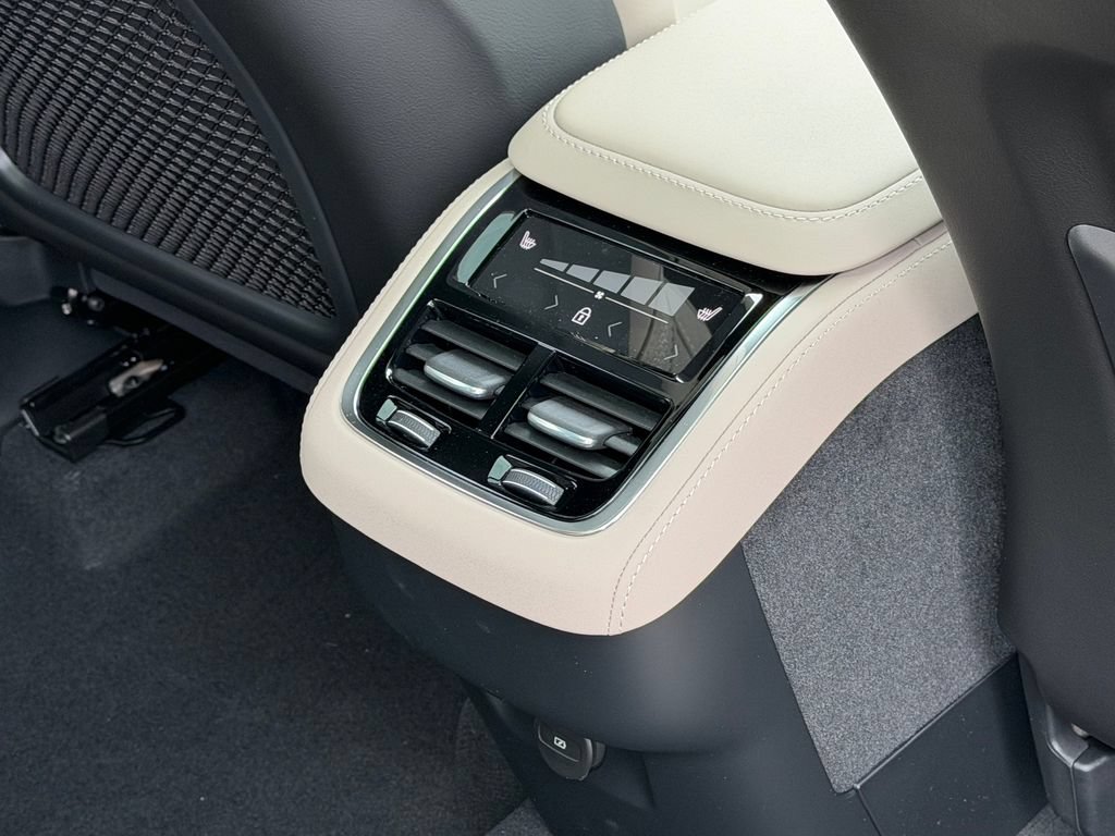 New 2026 Volvo XC90 B6 Plus w/ Protection Package Premier AWD/4WD image 13