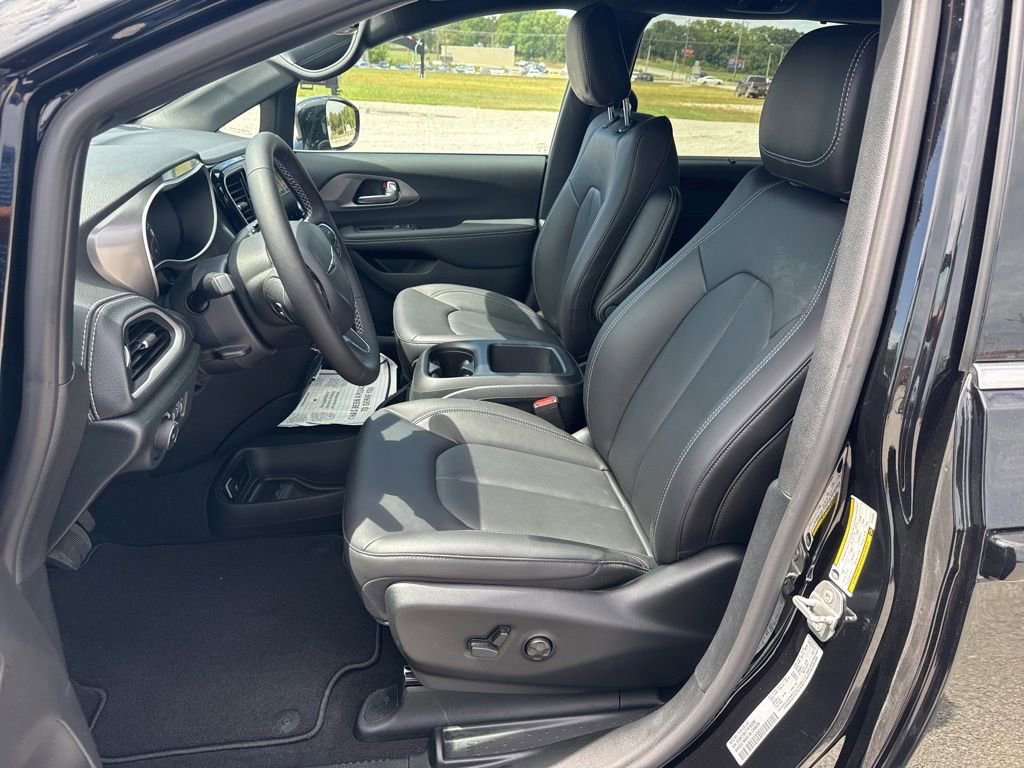 New 2026 Chrysler Pacifica Select image 21