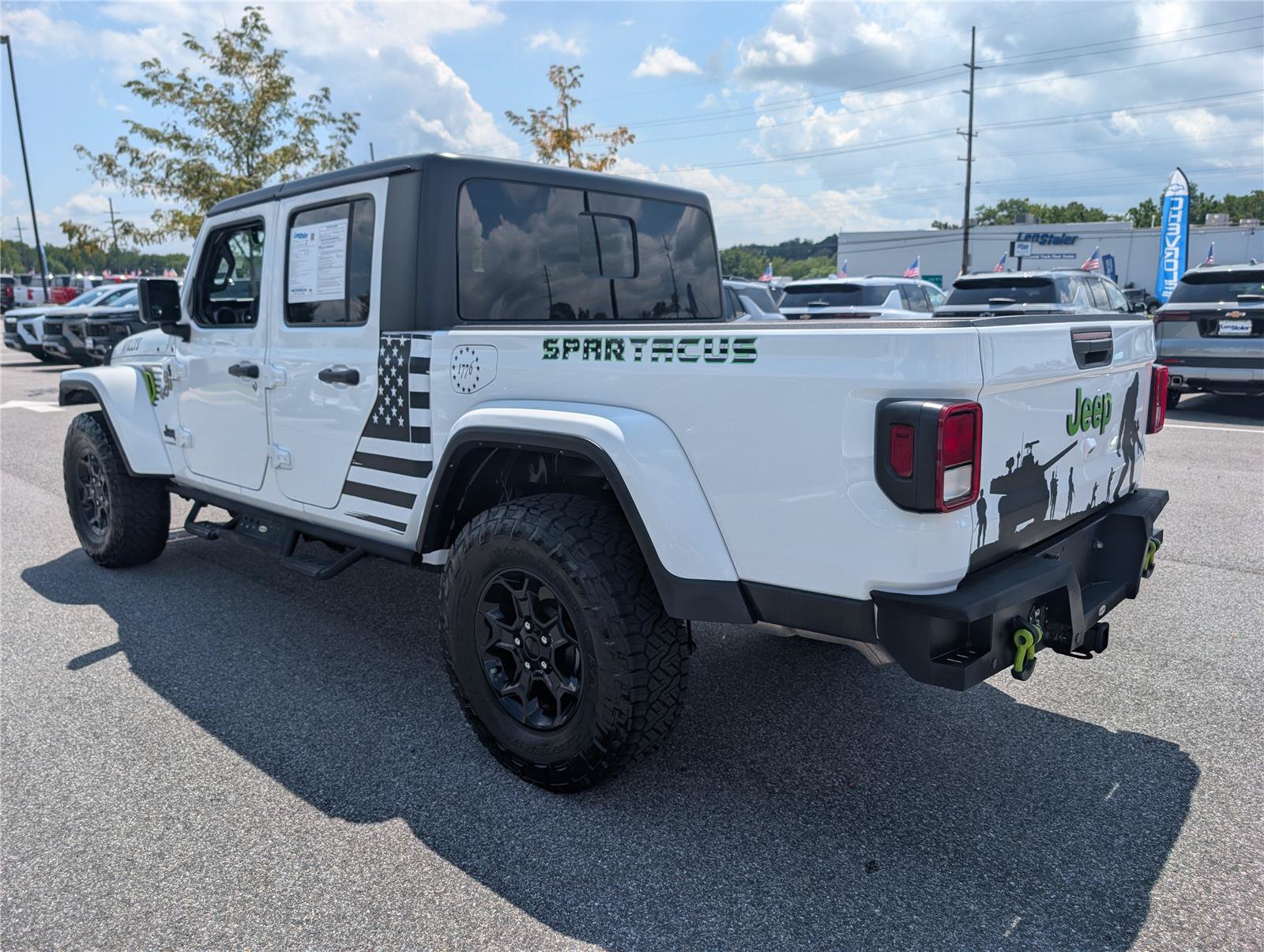Used 2023 Jeep Gladiator Sport AWD/4WD image 3