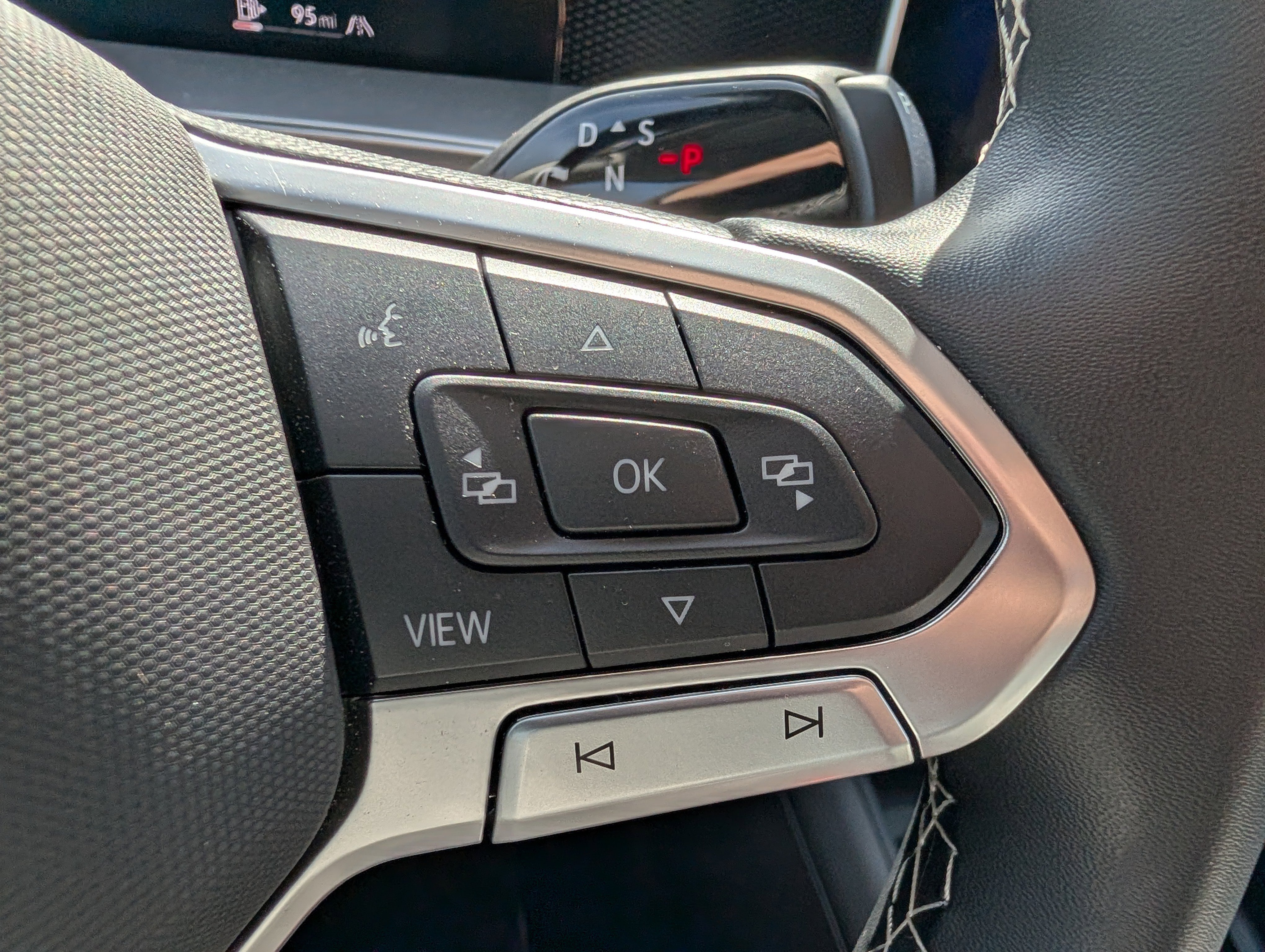 Certified 2025 Volkswagen Tiguan SE image 25