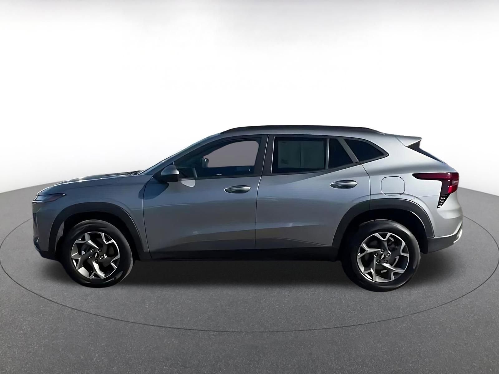 Used 2025 Chevrolet Trax LT FWD image 9