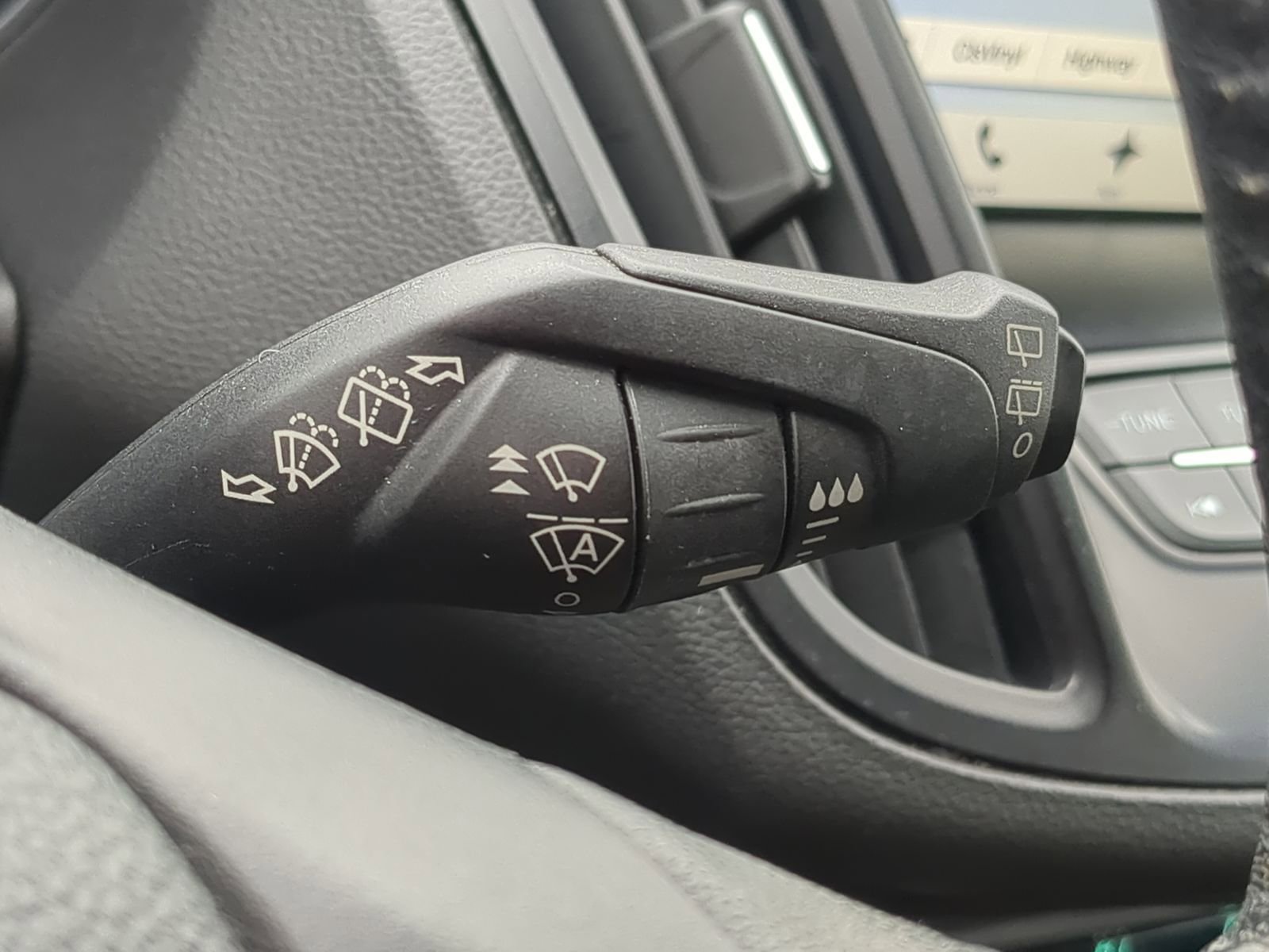 Used 2018 Ford Escape SEL w/ Ford Safe & Smart Package image 30