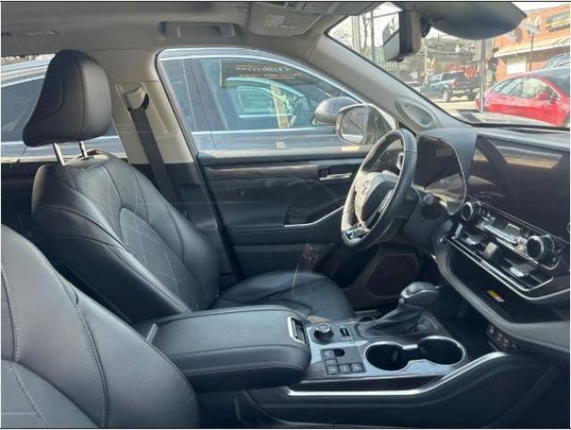 Used 2023 Toyota Highlander Platinum image 3