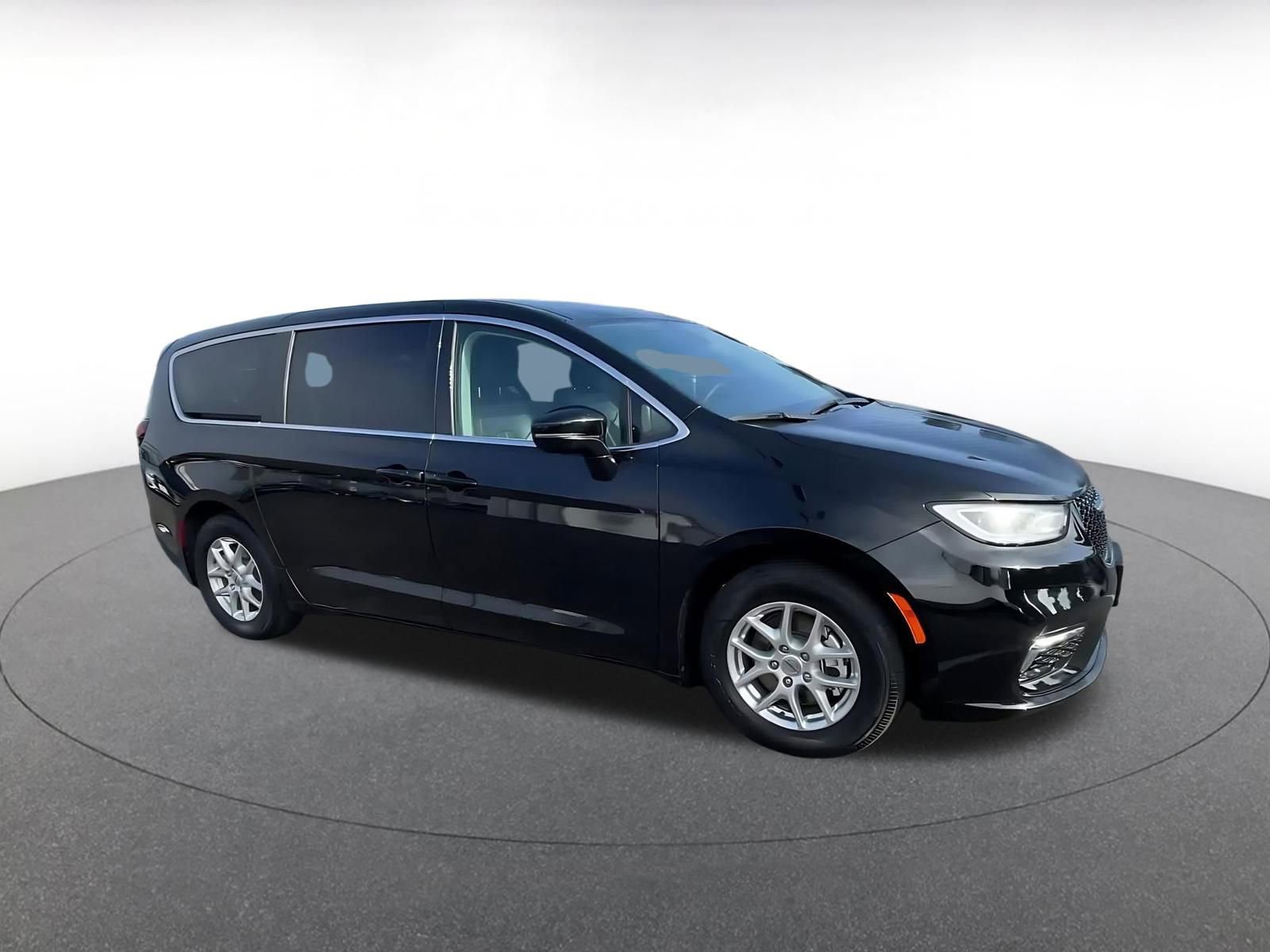 Used 2024 Chrysler Pacifica Touring-L image 2