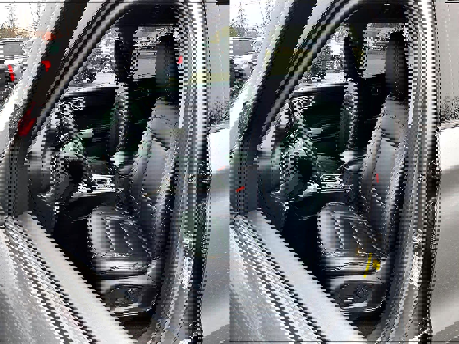 Used 2022 Ford Explorer XLT w/ Equipment Group 202A image 10