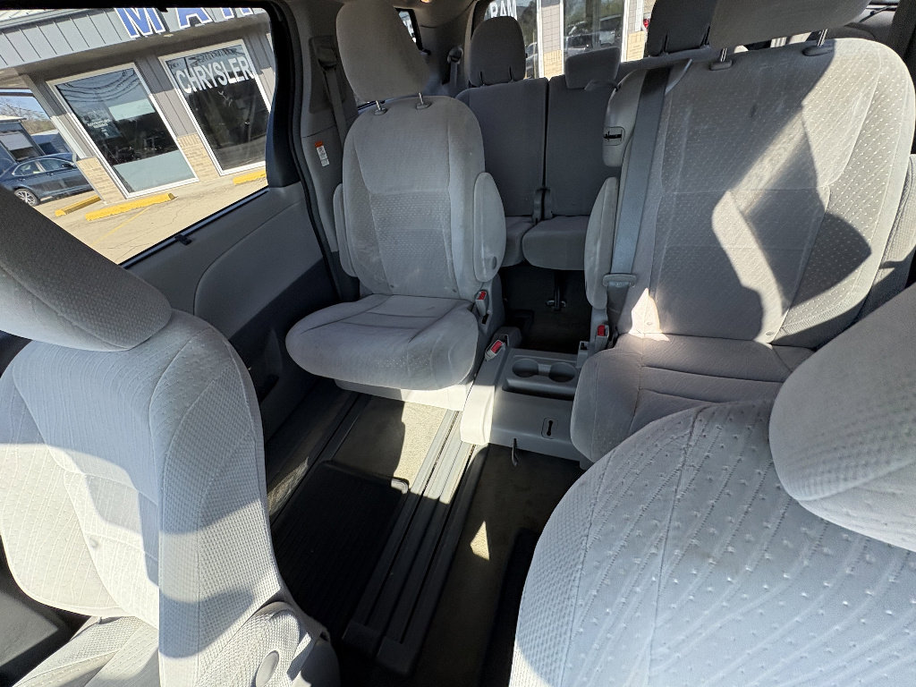 Used 2018 Toyota Sienna LE image 33