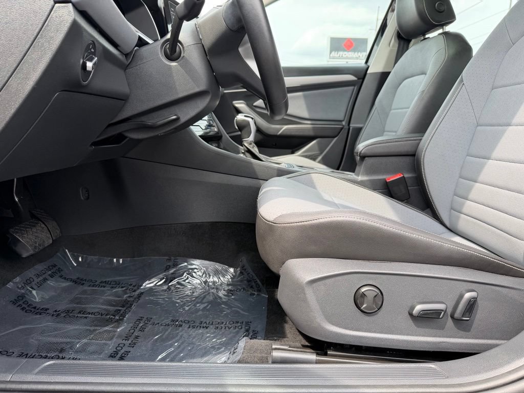 Used 2025 Volkswagen Jetta SE FWD image 36