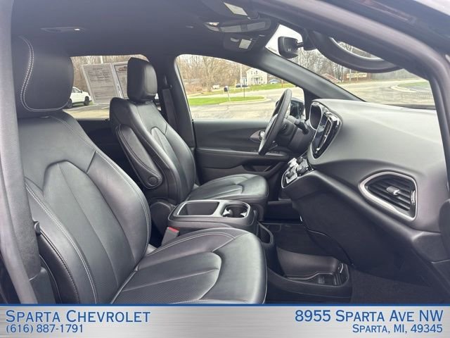 Used 2025 Chrysler Pacifica Select image 26