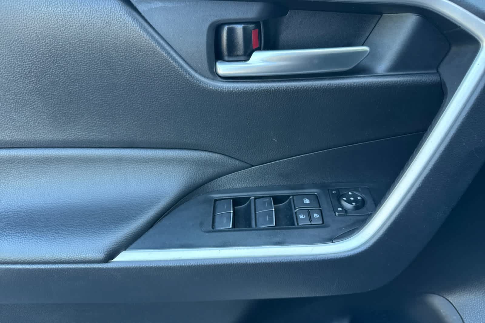 Used 2025 Toyota RAV4 XLE AWD/4WD image 12