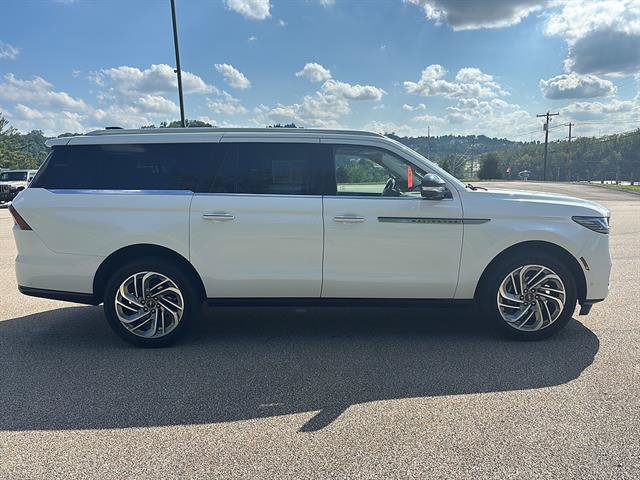 Used 2025 Lincoln Navigator L Reserve AWD/4WD image 5