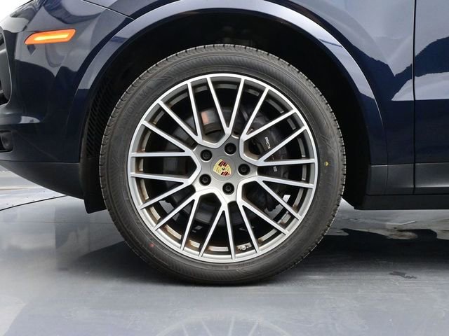 Certified 2023 Porsche Cayenne Platinum Edition image 6