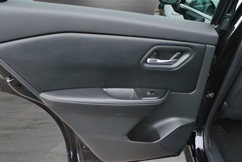 Used 2025 Nissan Rogue SV AWD/4WD image 26