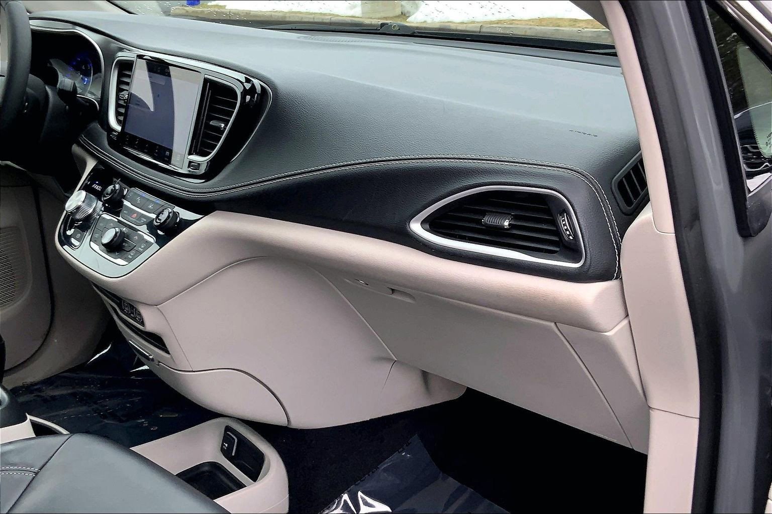 Certified 2023 Chrysler Pacifica Touring-L image 15