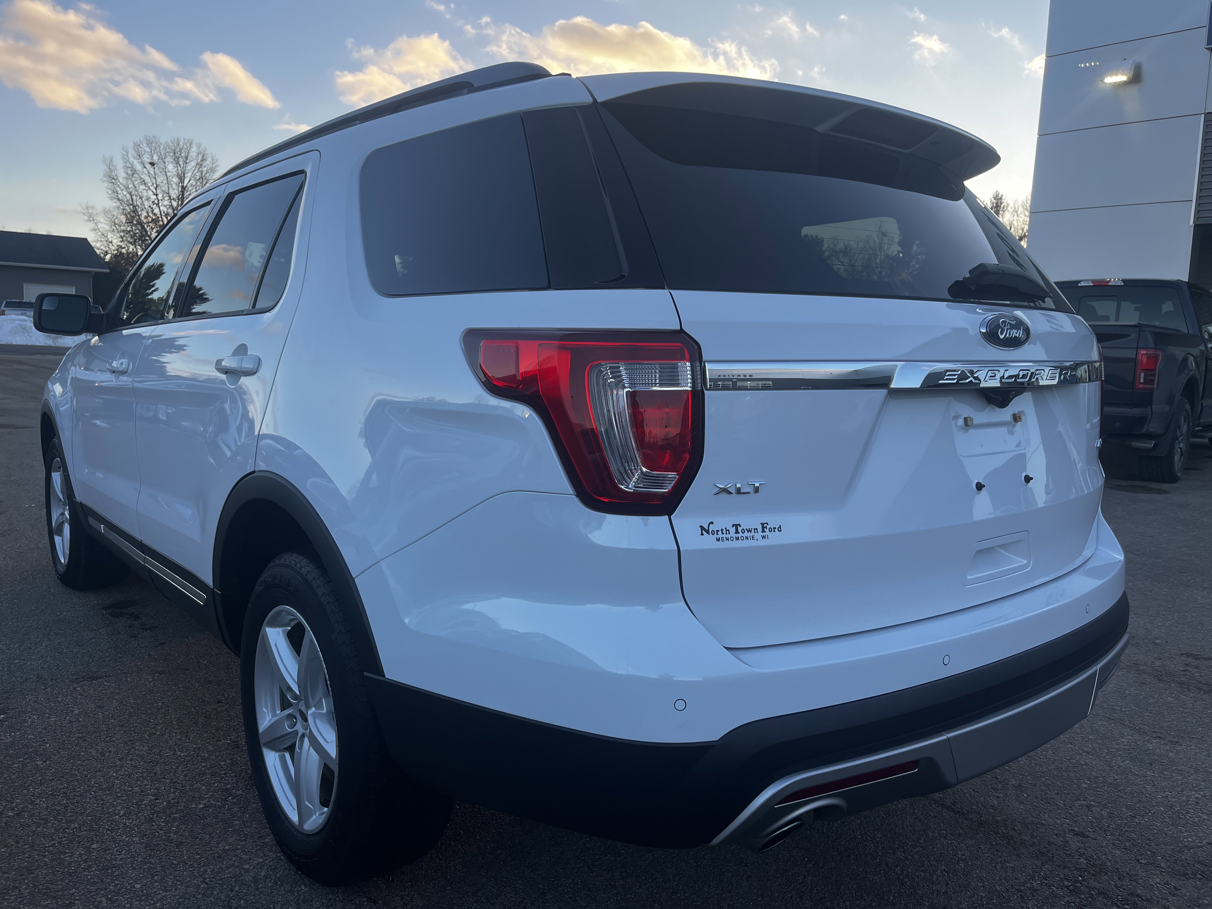 Used 2017 Ford Explorer XLT w/ Equipment Group 201A AWD/4WD image 8