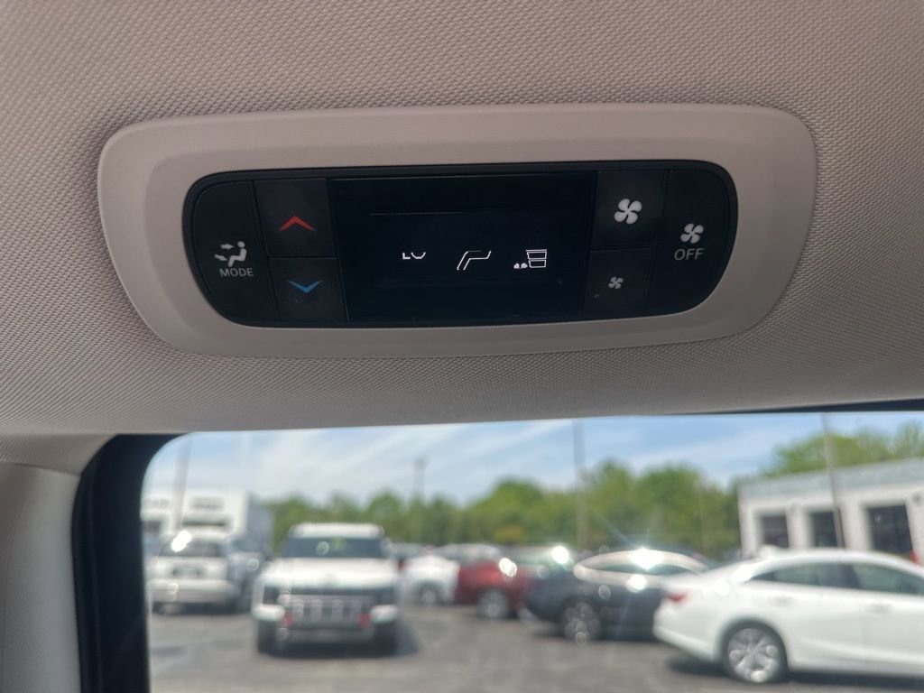 Used 2022 Chrysler Voyager LX image 16