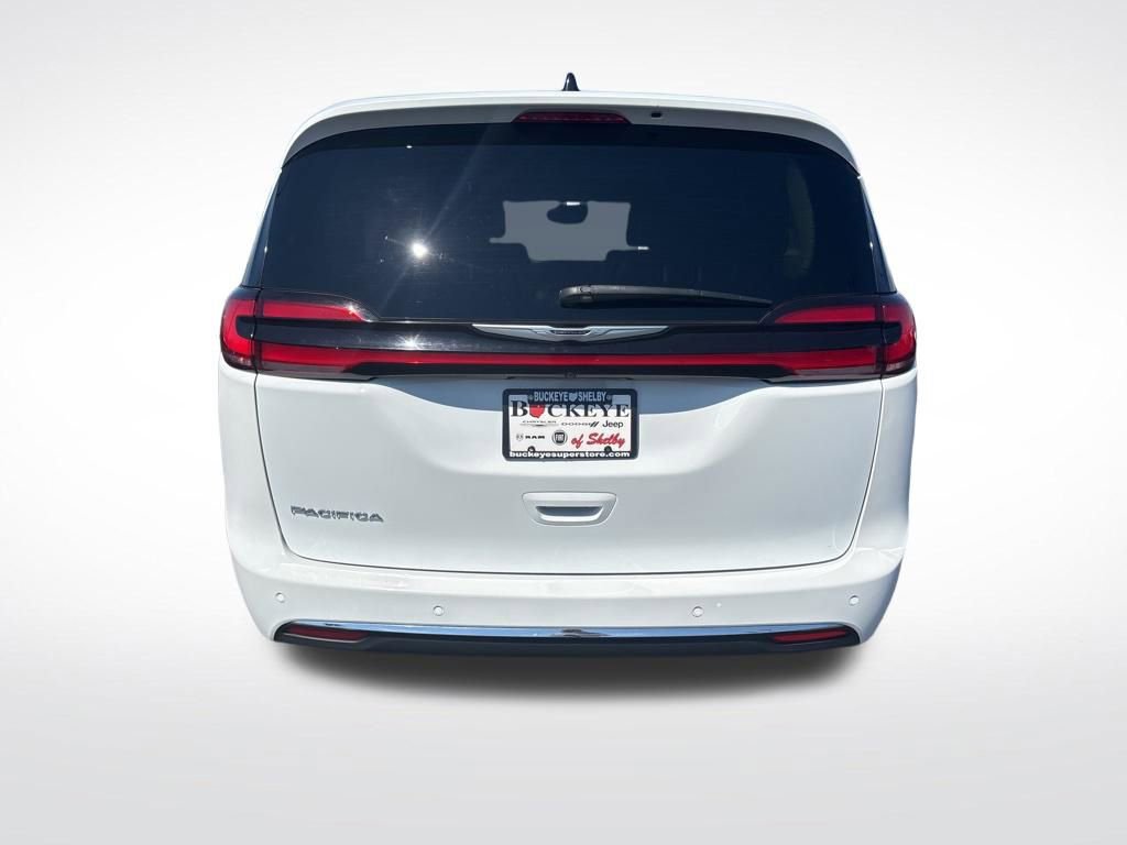 Used 2023 Chrysler Pacifica Touring-L FWD image 4