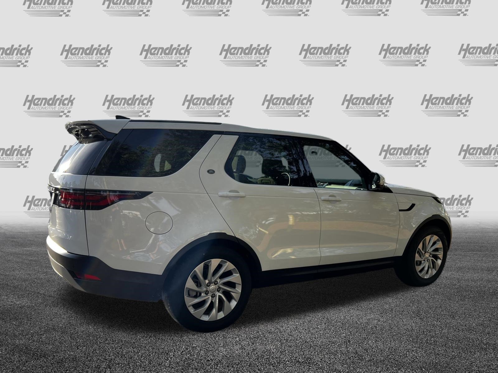 Used 2023 Land Rover Discovery S image 10