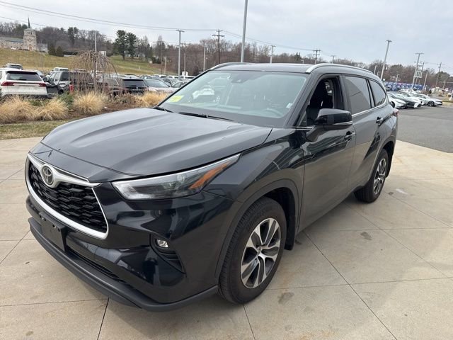 Used 2025 Toyota Highlander XLE image 4
