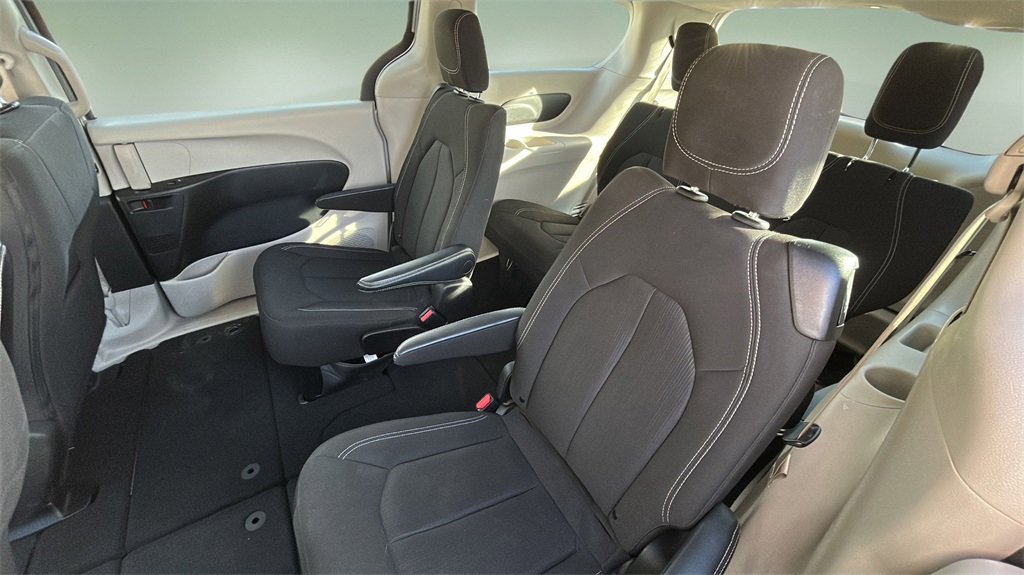 Used 2023 Chrysler Voyager LX image 12