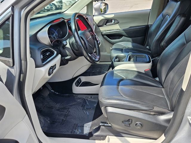 Used 2020 Chrysler Pacifica Touring-L image 4