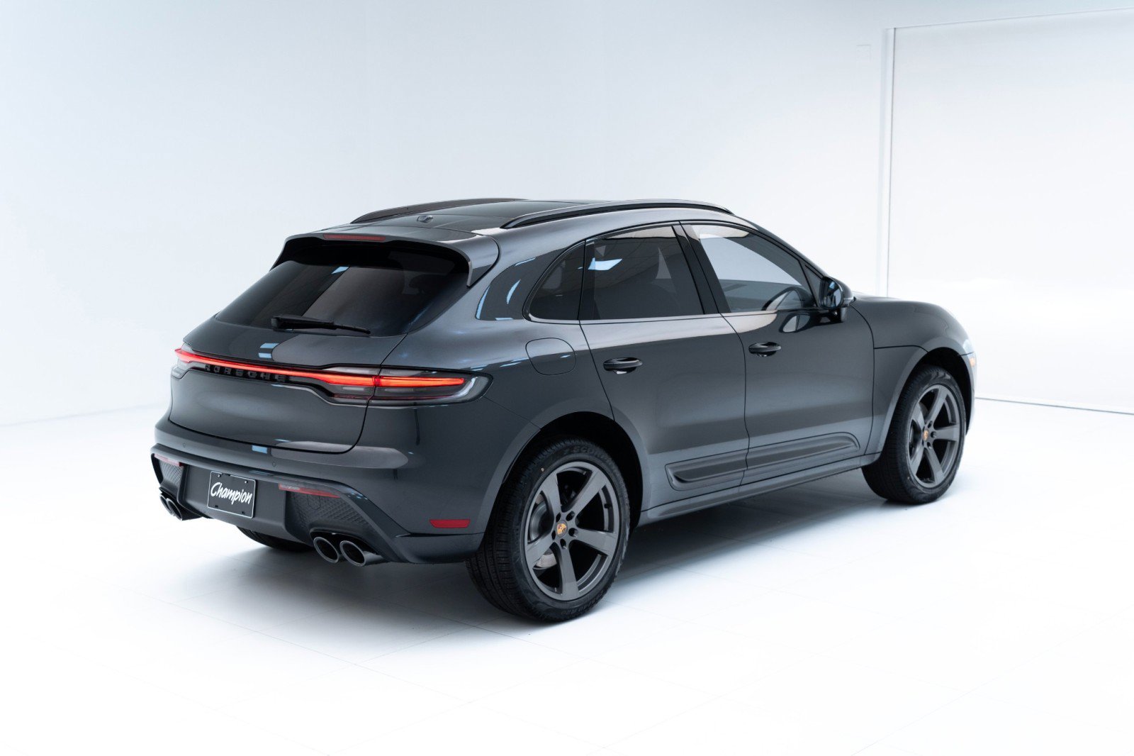 Certified 2025 Porsche Macan AWD/4WD image 9
