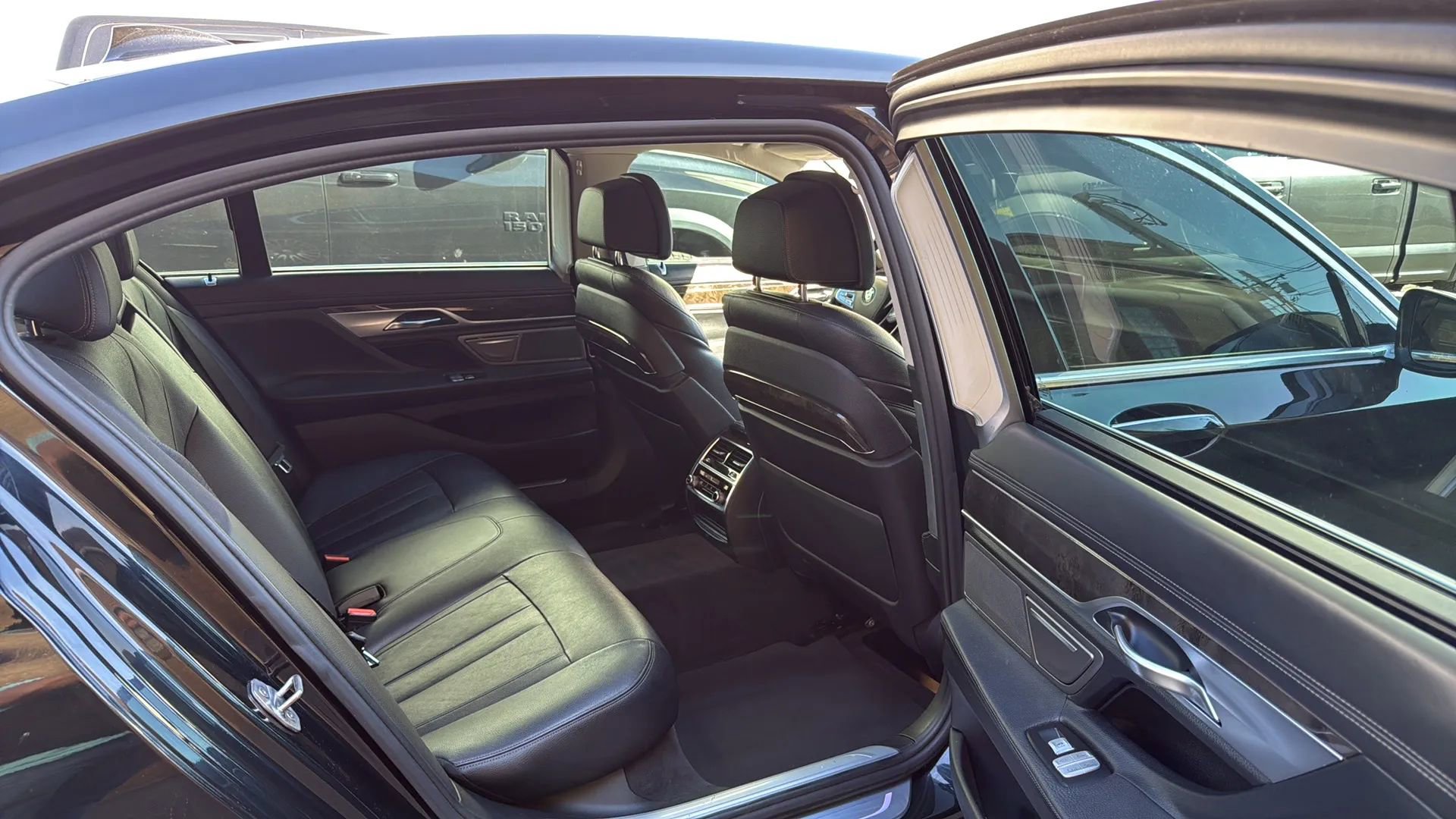 Used 2016 BMW 740i image 25