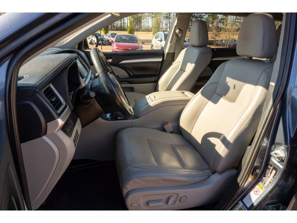 Used 2019 Toyota Highlander XLE image 11