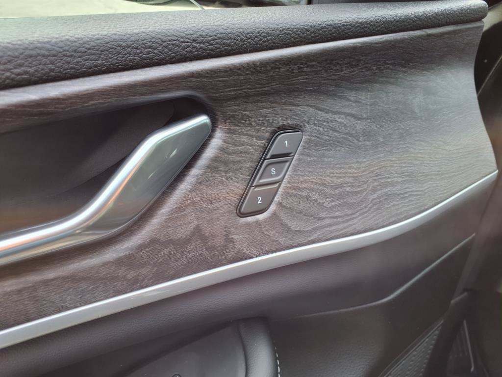 Certified 2025 Jeep Grand Cherokee Limited AWD/4WD image 6