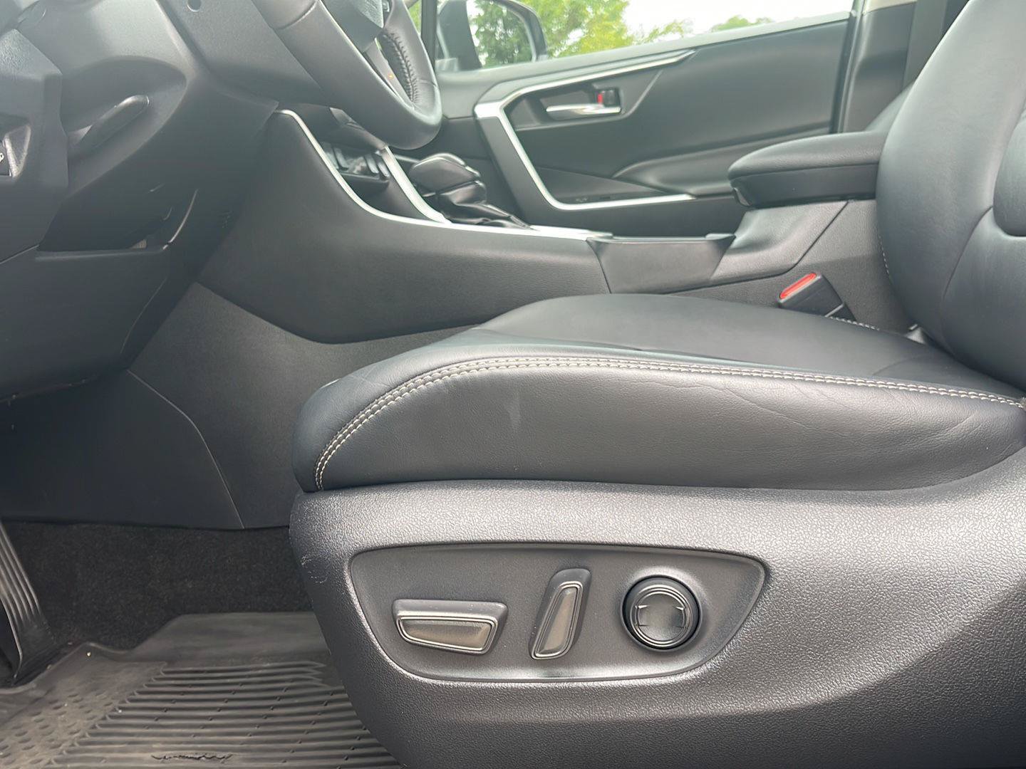 Used 2020 Toyota RAV4 XLE Premium AWD/4WD image 21