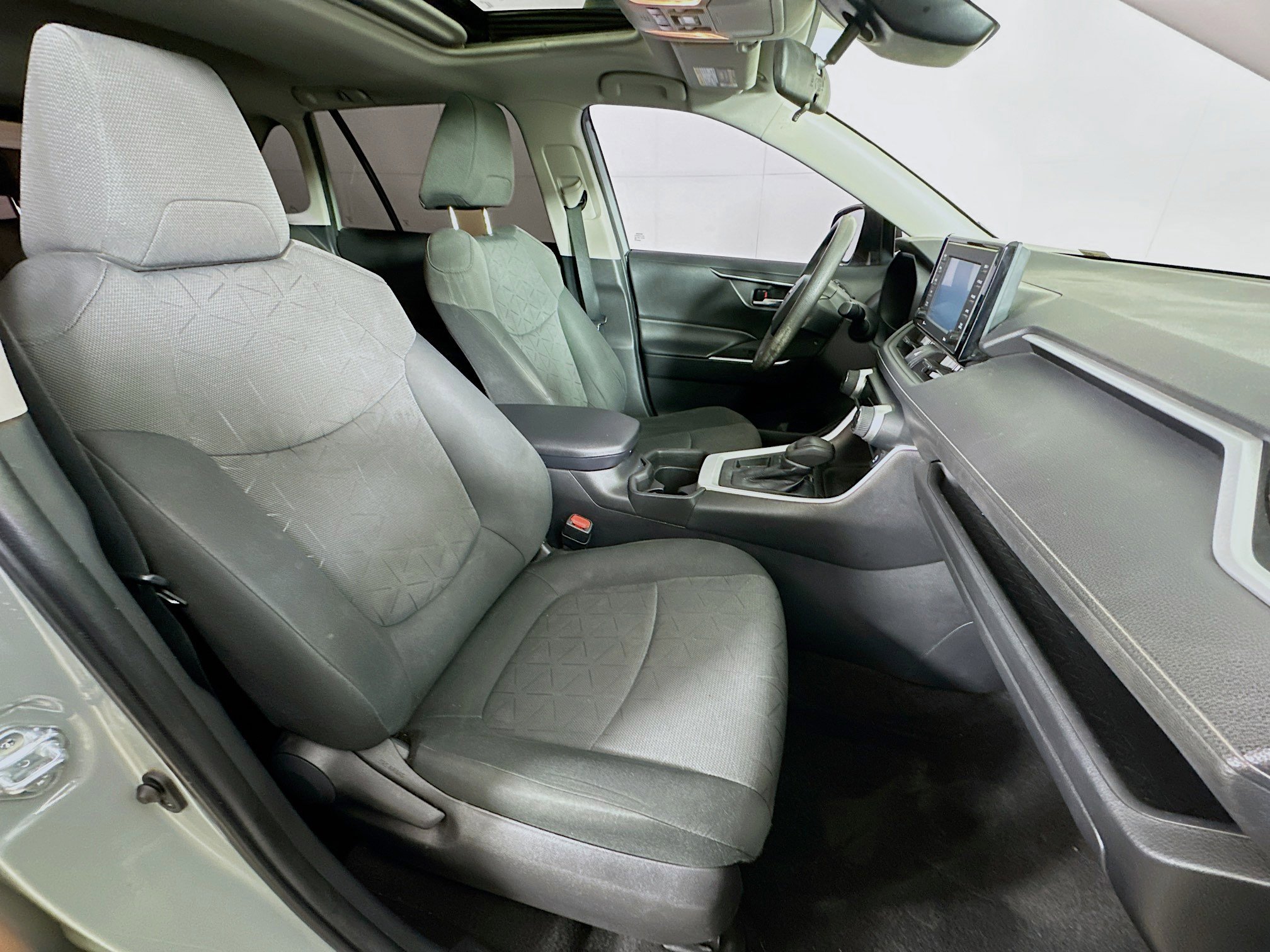 Used 2021 Toyota RAV4 XLE w/ Convenience Package image 30