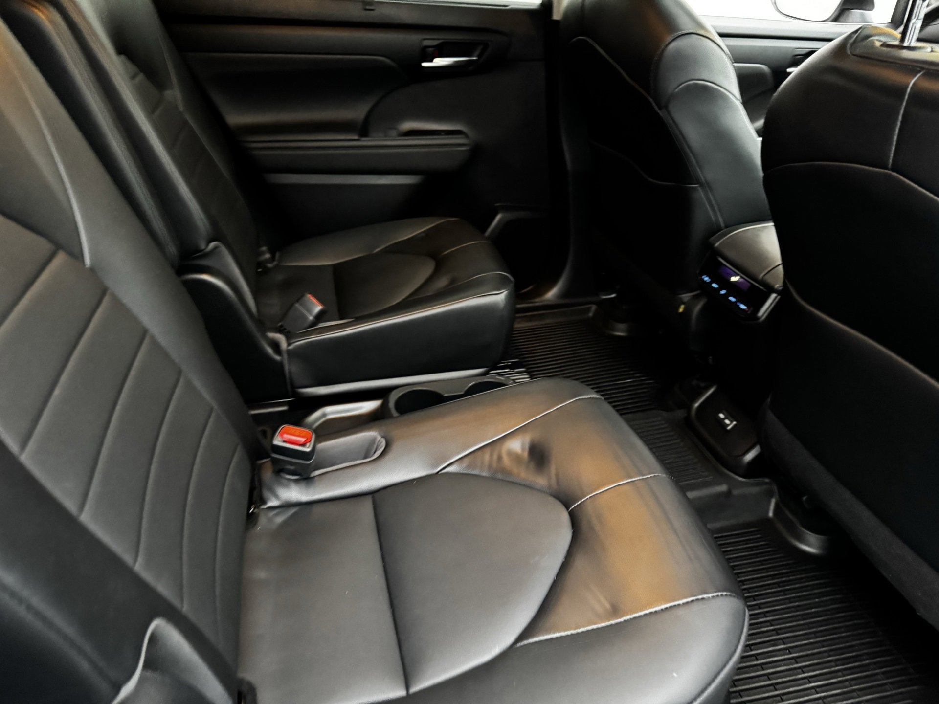 Used 2022 Toyota Highlander XLE image 10