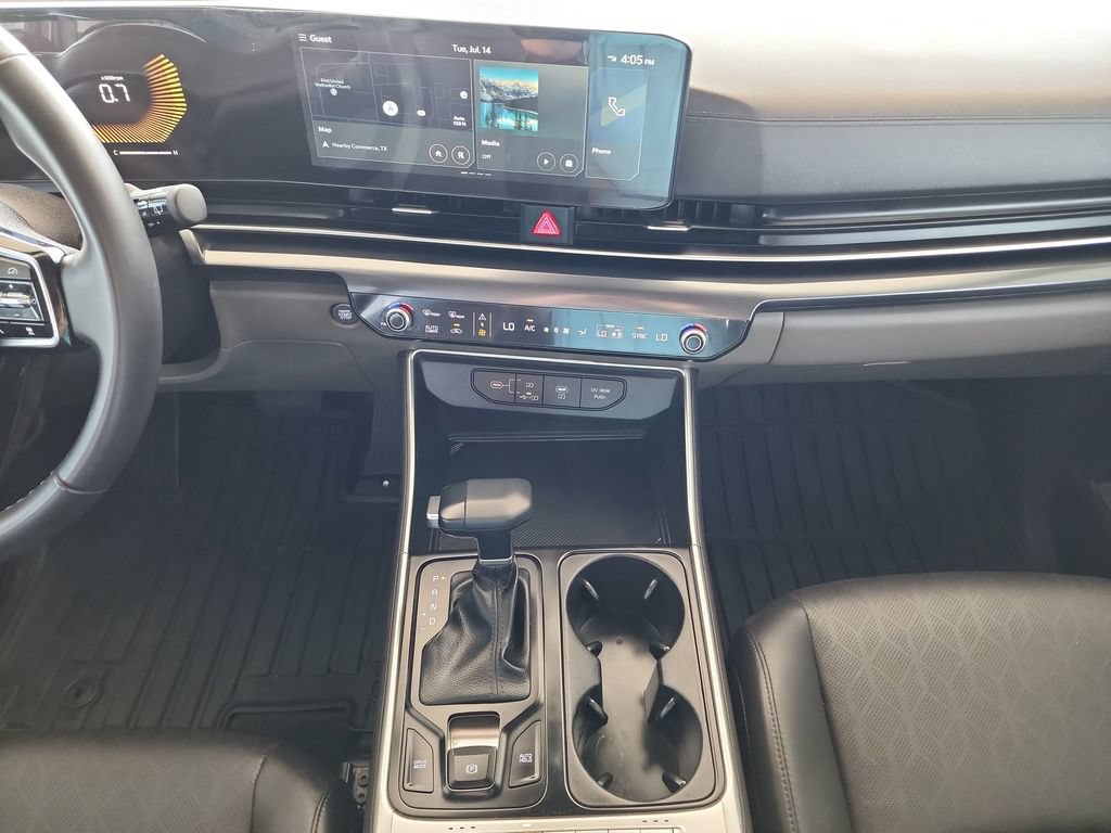 Used 2025 Kia Carnival FWD image 17