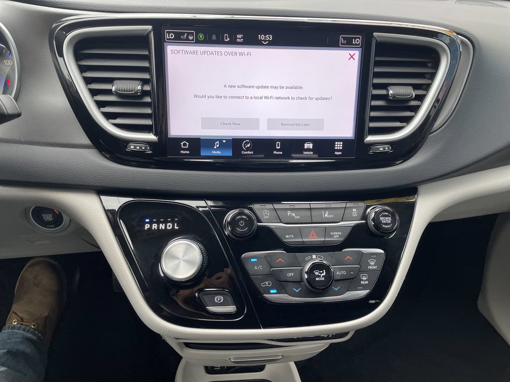 Used 2024 Chrysler Pacifica Touring-L FWD image 18