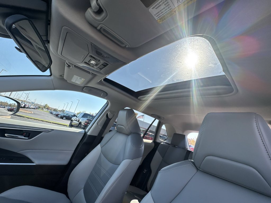 Used 2021 Toyota RAV4 XLE Premium AWD/4WD image 28
