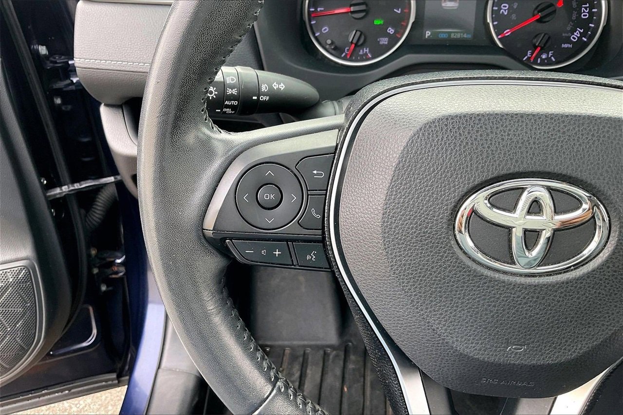 Used 2020 Toyota RAV4 XLE Premium image 30