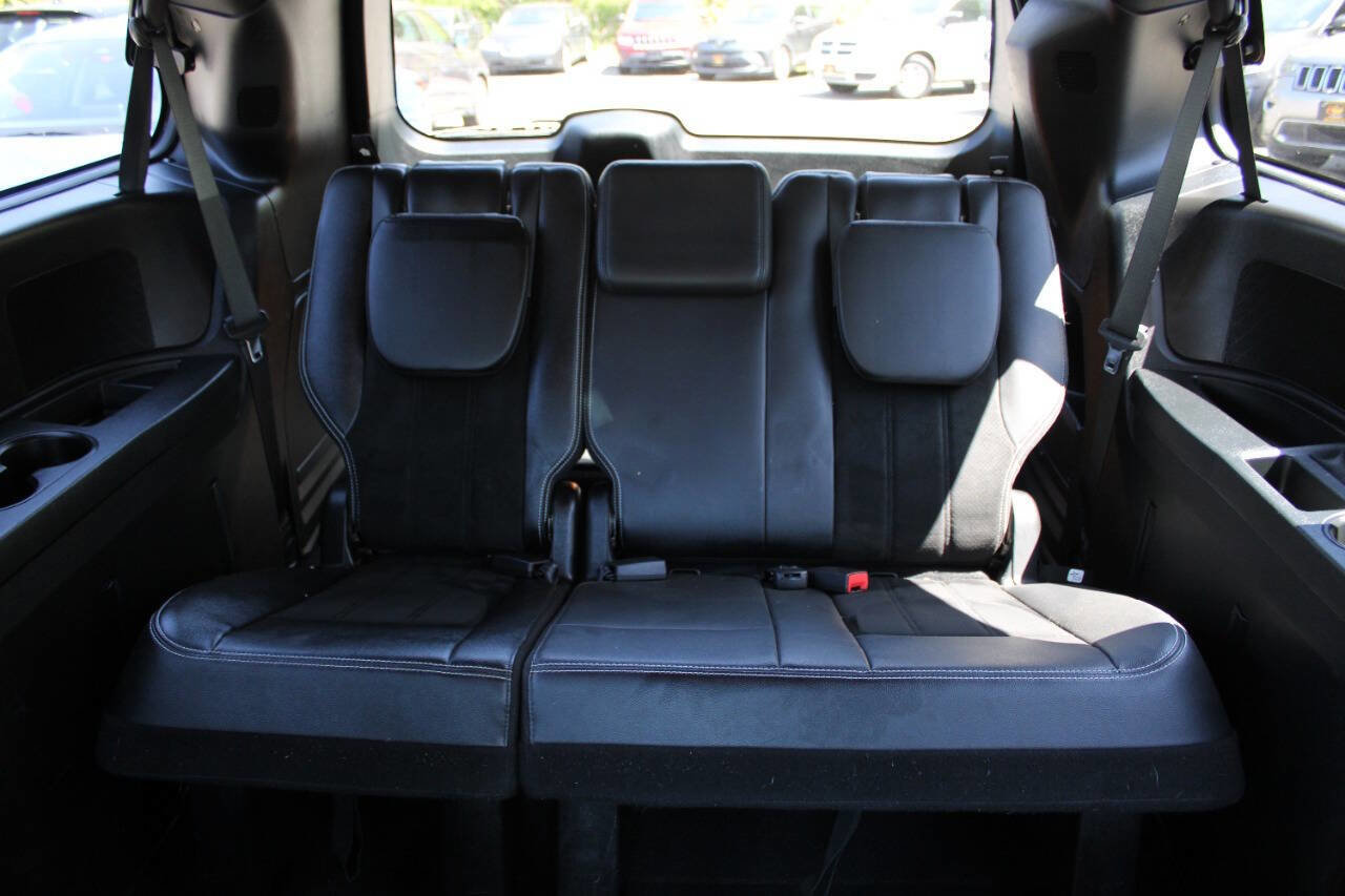 Used 2017 Dodge Grand Caravan SXT w/ Blacktop Package FWD image 27