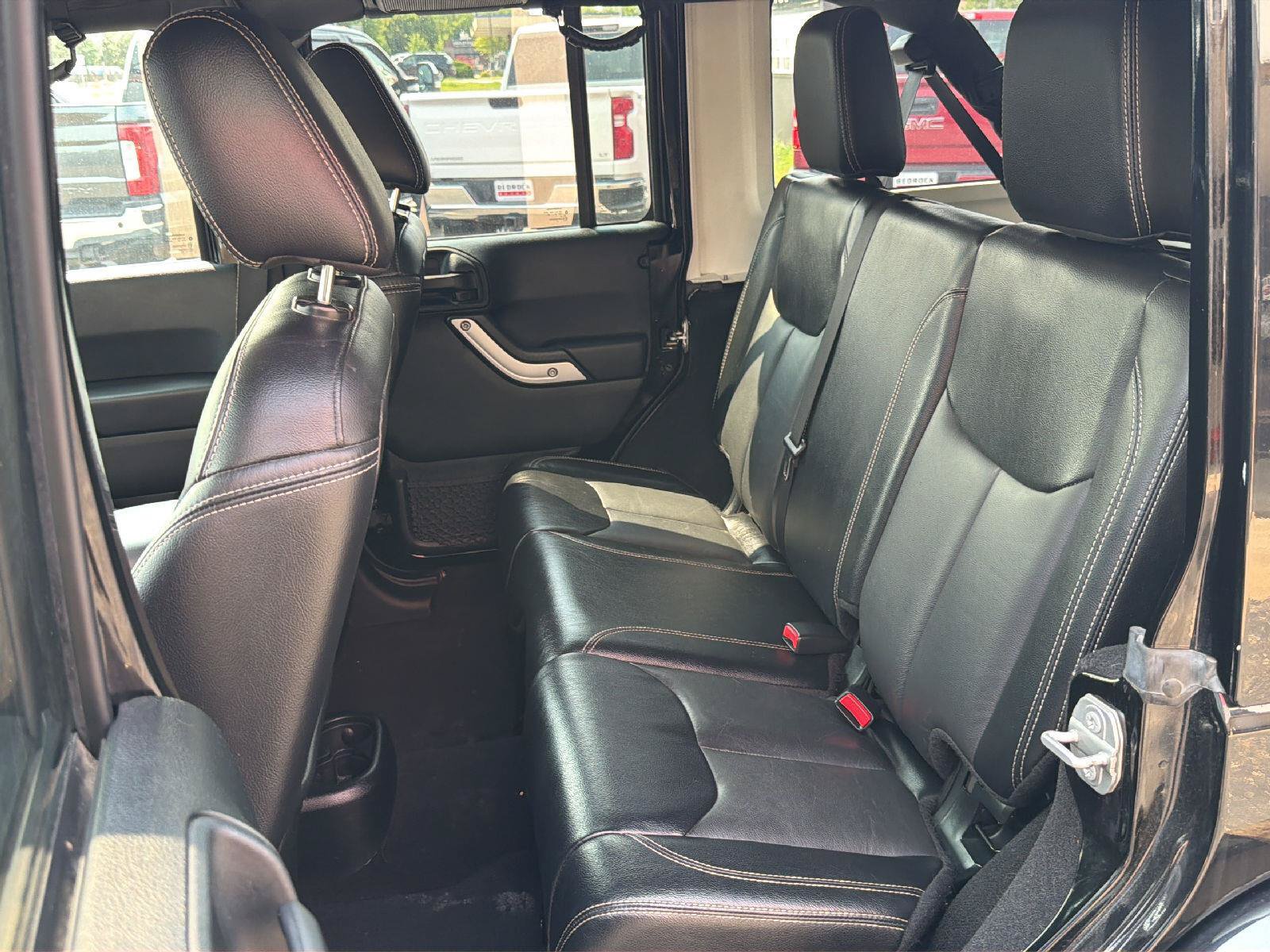Used 2018 Jeep Wrangler Unlimited Sahara w/ Connectivity Group AWD/4WD image 19