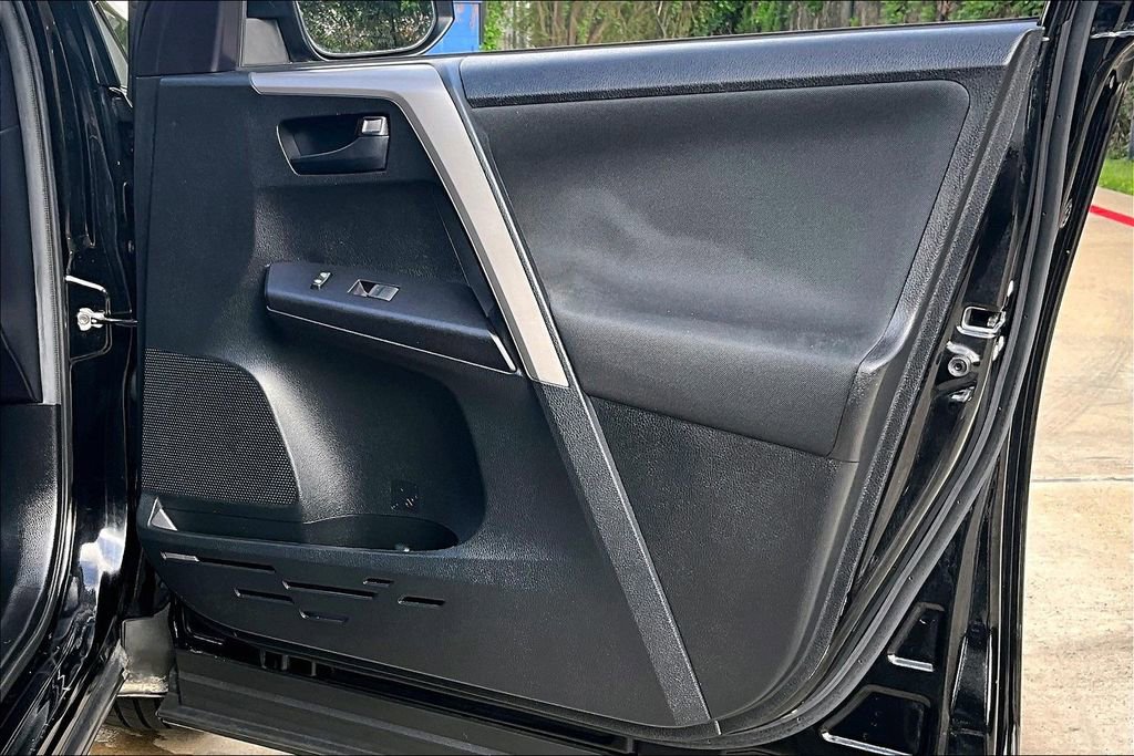 Used 2018 Toyota RAV4 LE image 25