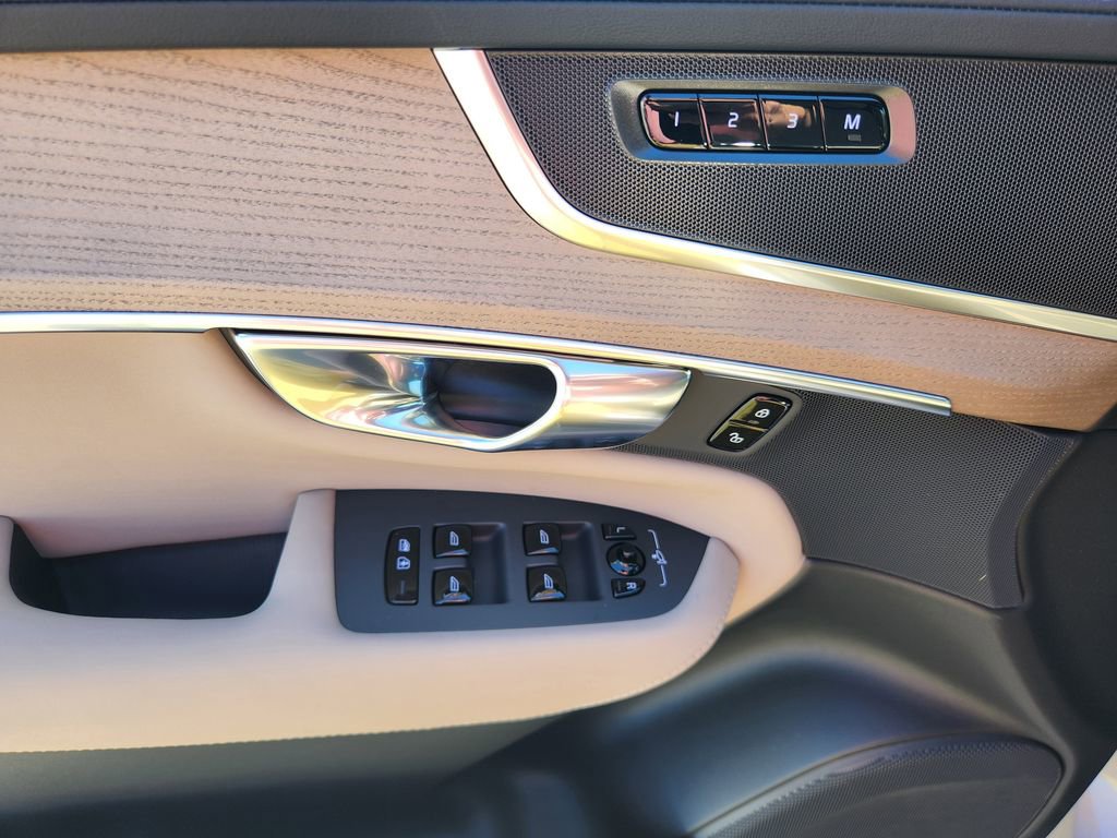 New 2026 Volvo XC90 B5 Core w/ Protection Package Premier AWD/4WD image 17