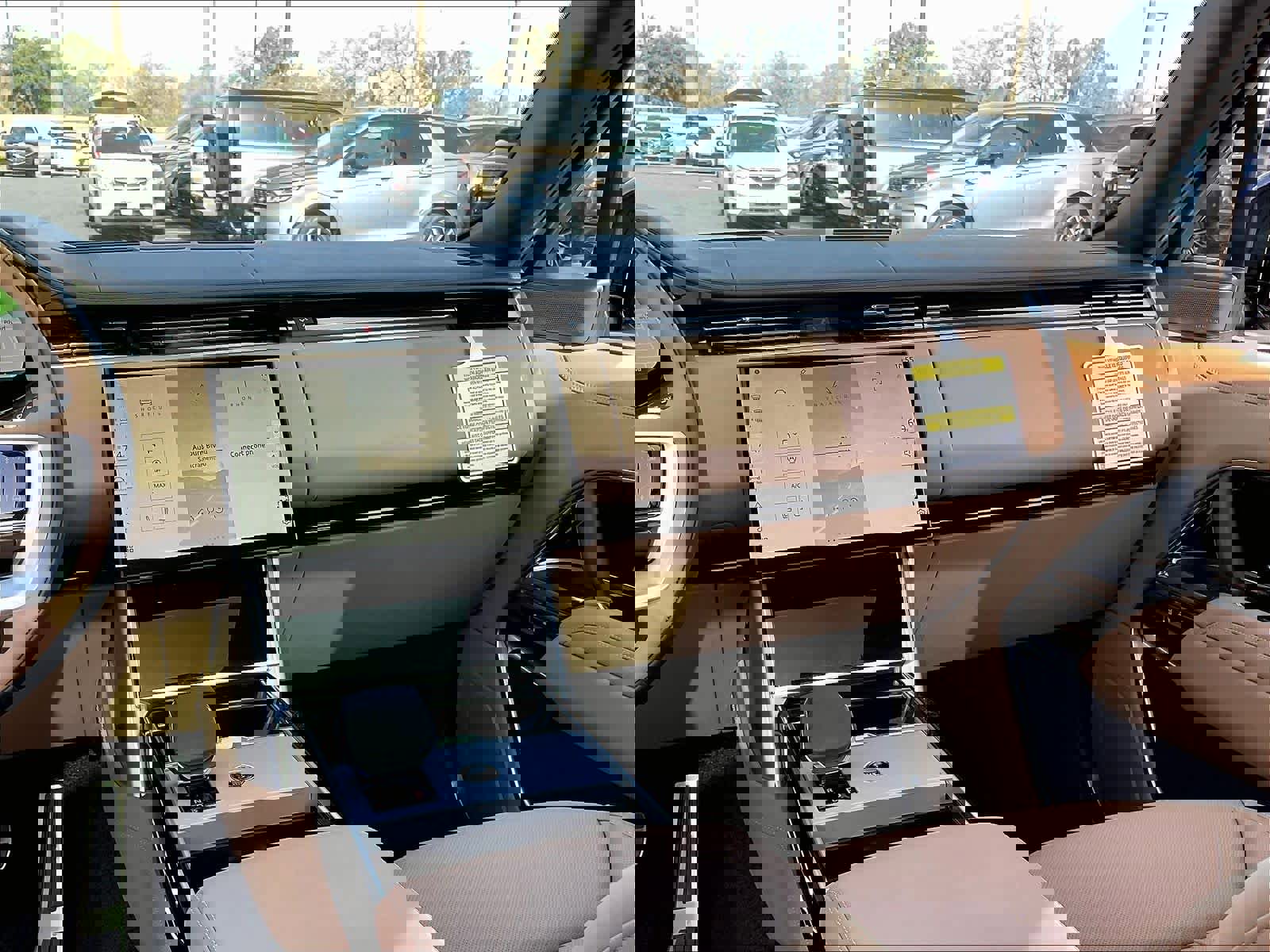 New 2025 Land Rover Range Rover Long Wheelbase SE image 9